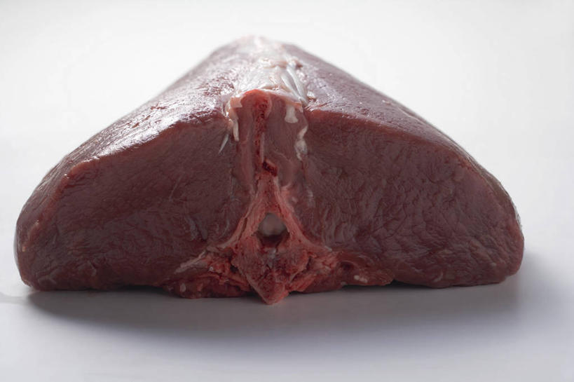 骨骼,无人,横图,俯视,室内,特写,白天,白色背景,桌面,桌子,一块,阴影,反射,纹路,木制,纹理,影子,肉,骨头,肉类,红色,木制品,摄影,影棚,骨架,肉食,鹿肉,肌理,彩图,高角度拍摄,影棚拍摄,拍摄