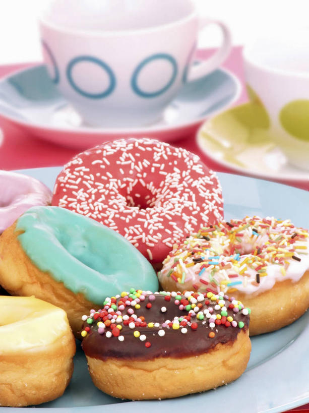 点心,面包,无人,竖图,俯视,室内,特写,白天,桌面,桌子,杯子,餐具,阴影,装饰,反射,粘稠,木制,瓷器,碟子,盘,影子,调料,食品,糖,面点,咖啡杯,陶瓷制品,调味品,调味料,食物,糕点,一个,盘子,木制品,碟,巧克力,甜甜圈,单个,朱古力,糖浆,华丽,修饰,点缀,瓷杯,黏稠,衬托,美观,雅致,雅观,浓厚,七彩米,多纳滋面包,唐纳滋,七彩糖针,巧克力针,朱古力针,面包圈,彩图,高角度拍摄