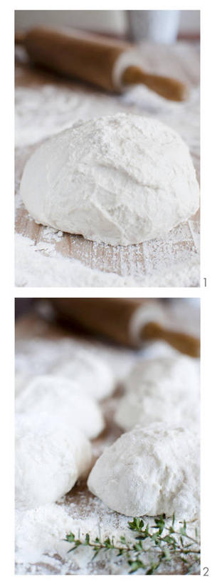 无人,竖图,俯视,室内,特写,白天,桌面,桌子,阴影,朦胧,模糊,芳香,反射,木制,粉末,擀面杖,影子,面粉,粮食,木制品,香草,粉,农产品,吉祥,百里香,麝香草,原材料,如意,勇气,勇敢,粉状,地椒,自尊,不屈,平安,彩图,高角度拍摄