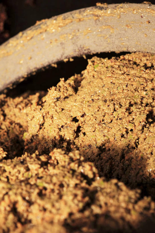 无人,竖图,俯视,室内,特写,白天,餐桌,桌子,橄榄,蔬菜,一堆,阴影,堆叠,堆积,新鲜,反射,影子,陶瓷,食品,陶瓷制品,食物,一个,容器,碗,有机食品,绿色食品,单个,餐台,储藏,堆,储存,青果,白榄,彩图,高角度拍摄,贮存