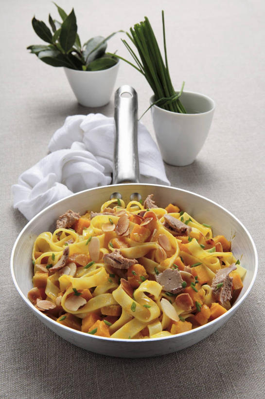 面食,面条,意大利面,无人,竖图,俯视,室内,特写,白天,烹饪,西餐,餐桌,桌子,南瓜,蔬菜,厨具,叶子,金属制品,一堆,阴影,堆叠,堆积,新鲜,反射,金属,锅子,影子,陶瓷,金瓜,调料,酱料,酱汁,面,佐料,料理,食品,绿叶,陶瓷制品,调味品,调味料,锅,酱,番瓜,食物,三个,容器,碗,嫩叶,西式,有机食品,绿色食品,餐台,锅具,储藏,堆,麦瓜,倭瓜,储存,烹饪用具,鹅肝酱,鹅肝,叶,叶片,烹调用具,烹调,彩图,高角度拍摄,贮存