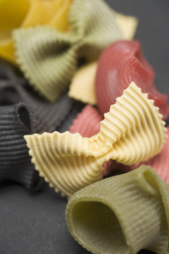 面食,面条,意大利面,无人,竖图,俯视,室内,特写,白天,西餐,阴影,灰色背景,朦胧,模糊,反射,影子,面,料理,食品,食物,黄色,红色,蓝色,绿色,西式,摄影,影棚,蝴蝶面,彩图,高角度拍摄,影棚拍摄,拍摄