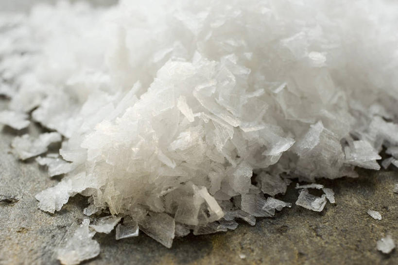 无人,横图,俯视,室内,特写,白天,桌面,桌子,一堆,阴影,堆叠,堆积,朦胧,模糊,反射,木制,影子,调料,盐,调味品,调味料,食盐,白色,木制品,堆,彩图,高角度拍摄