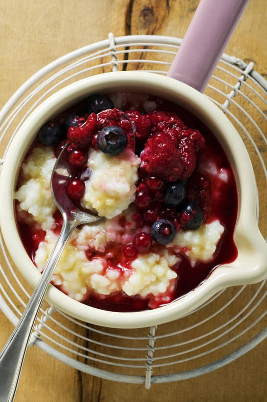 点心,无人,竖图,俯视,室内,特写,白天,烘焙,桌面,桌子,浆果,水果,金属制品,阴影,新鲜,反射,金属,木制,影子,勺子,陶瓷,桑葚,桑椹,生食,食品,甜点,甜品,果实,陶瓷制品,架子,食物,糕点,木制品,容器,调羹,汤匙,碗,甜食,覆盆子,有机食品,绿色食品,储藏,储存,米糕,冷却,冷却架,彩图,高角度拍摄,贮存