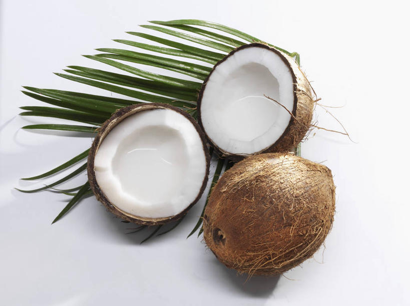 无人,横图,俯视,室内,特写,白天,白色背景,植物,桌面,桌子,棕榈树,椰子,水果,叶子,切开,阴影,新鲜,反射,木制,影子,生食,食品,果实,绿叶,树,树木,食物,三个,绿色,自然,木制品,切,嫩叶,摄影,有机食品,绿色食品,影棚,生长,成长,剖面,棕榈叶,切面,大椰,胥余,椰瓢,越王头,叶,叶片,彩图,高角度拍摄,影棚拍摄,拍摄