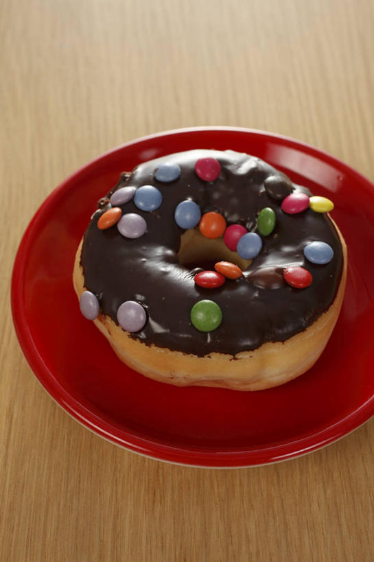 点心,面包,无人,竖图,俯视,室内,特写,白天,桌面,桌子,餐具,阴影,装饰,反射,木制,碟子,盘,影子,食品,面点,食物,糕点,一个,盘子,木制品,碟,巧克力,甜甜圈,单个,朱古力,华丽,修饰,点缀,衬托,美观,雅致,雅观,七彩米,多纳滋面包,唐纳滋,七彩糖针,巧克力针,朱古力针,面包圈,彩图,高角度拍摄