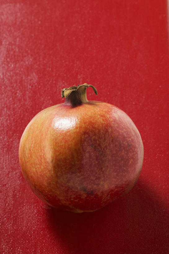 无人,竖图,俯视,室内,特写,白天,餐桌,桌子,石榴,水果,阴影,红色背景,新鲜,反射,影子,生食,食品,果实,食物,一个,红色,摄影,有机食品,绿色食品,影棚,单个,餐台,涂林,若榴,金罂,金庞,丹若,安石榴,彩图,高角度拍摄,影棚拍摄,拍摄