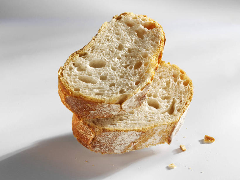 点心,面包,无人,横图,俯视,室内,特写,白天,白色背景,餐桌,桌子,两块,切开,阴影,反射,影子,食品,面点,法国面包,食物,糕点,切,摄影,影棚,餐台,法棍,长棍面包,剖面,切面,法式长棍面包,彩图,高角度拍摄,影棚拍摄,拍摄