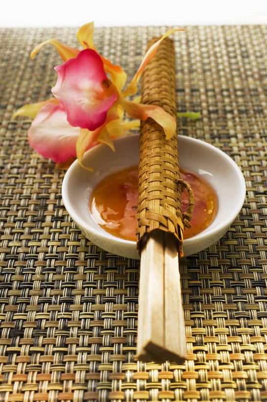 无人,竖图,俯视,室内,特写,白天,白色背景,筷子,桌面,桌子,餐具,一双,阴影,盛开,反射,木制,影子,陶瓷,调料,酱料,酱汁,佐料,陶瓷制品,调味品,调味料,花蕾,文化,传统,酱,辣酱,花,花瓣,花朵,鲜花,一个,方便筷,木制品,容器,碗,花苞,花蕊,摄影,影棚,单个,储藏,礼节,辣椒酱,储存,礼仪,卫生筷,一次性筷子,进餐用具,彩图,高角度拍摄,影棚拍摄,拍摄,贮存