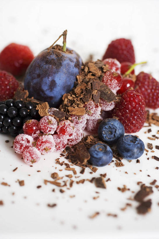 无人,竖图,俯视,室内,特写,白天,白色背景,浆果,蓝莓,一堆,许多,阴影,堆叠,堆积,反射,影子,灯笼果,桑葚,桑椹,调料,糖,调味品,调味料,覆盆子,摄影,影棚,堆,红醋栗,山都柿,蓝浆果,蓝靛果,醋栗,彩图,高角度拍摄,影棚拍摄,拍摄