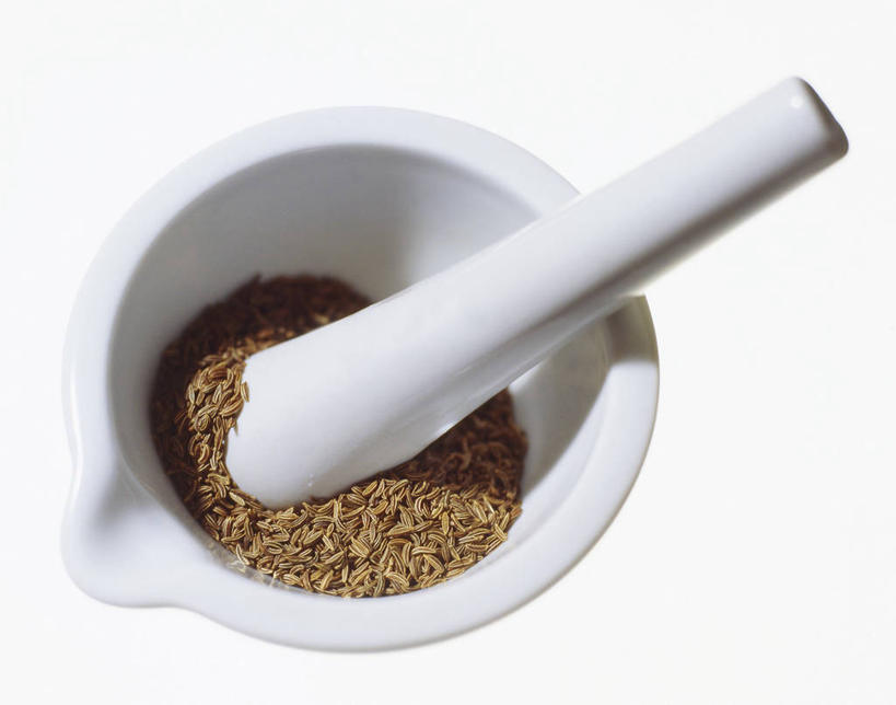 无人,横图,俯视,室内,特写,白天,白色背景,餐桌,桌子,一堆,许多,阴影,堆叠,堆积,反射,影子,调味,香料,佐料,一个,白色,器皿,摄影,影棚,单个,餐台,堆,葛缕子,配料,研磨,臼杵,研杵,研钵,作料,臼,彩图,高角度拍摄,影棚拍摄,拍摄