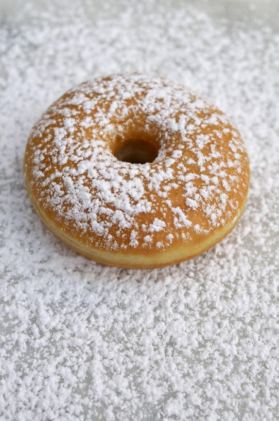 点心,面包,无人,竖图,俯视,室内,特写,白天,餐桌,桌子,阴影,反射,影子,调料,食品,糖,面点,调味品,调味料,食物,糕点,一个,甜甜圈,摄影,影棚,单个,餐台,多纳滋面包,唐纳滋,面包圈,彩图,高角度拍摄,影棚拍摄,拍摄