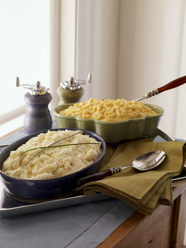 面食,奶酪,通心粉,无人,竖图,俯视,室内,白天,西餐,餐桌,窗户,桌子,一把,一堆,许多,阴影,堆叠,堆积,反射,布料,影子,勺子,墙,面,通心面,干酪,起司,料理,食品,土豆泥,芝士,营养,布纹,玻璃窗,墙壁,墙面,桌布,食物,白色,餐巾,调羹,台布,汤匙,乳酪,西式,餐台,堆,乳制品,发酵,马铃薯泥,薯蓉,彩图,高角度拍摄