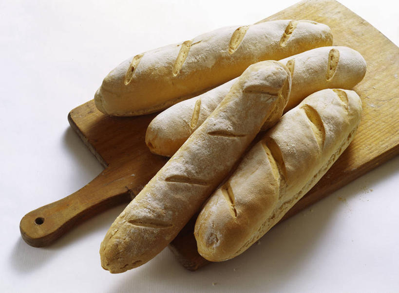 点心,面包,无人,横图,俯视,室内,特写,白天,白色背景,桌面,桌子,一堆,阴影,堆叠,堆积,反射,木制,影子,食品,面点,案板,法国面包,砧板,食物,糕点,木制品,四个,摄影,影棚,堆,法棍,长棍面包,法式长棍面包,彩图,高角度拍摄,影棚拍摄,拍摄