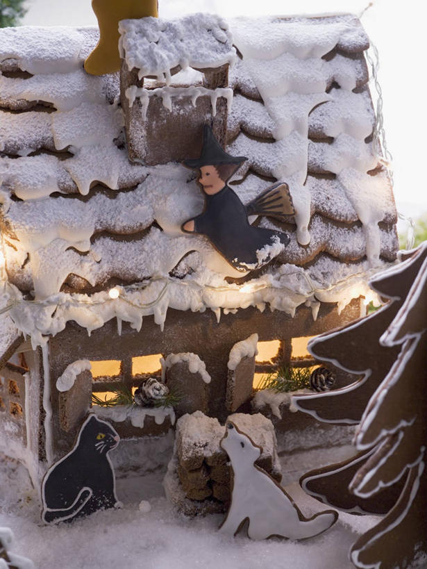 点心,无人,竖图,俯视,室内,特写,白天,白色背景,桌面,桌子,圣诞节,阴影,节日,庆祝,反射,光线,木制,影子,房屋,屋子,灯光,食品,甜点,文化,食物,糕点,木制品,饼干,甜食,零食,庆典,摄影,影棚,纪念,姜饼,雪屋,德式姜饼,彩图,高角度拍摄,影棚拍摄,拍摄,房子,小屋