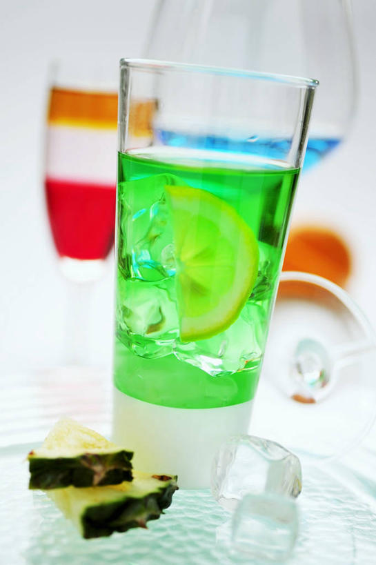 无人,竖图,俯视,室内,特写,白天,白色背景,桌面,桌子,杯子,水果,阴影,朦胧,模糊,新鲜,反射,木制,影子,冰,生食,冰块,食品,果实,冷冻,开胃酒,玻璃制品,食物,木制品,水杯,寒冷,摄影,有机食品,绿色食品,影棚,冷藏,冰冷,酸橙,保鲜,代代,餐前酒,玻璃杯,橙子,橙,彩图,高角度拍摄,影棚拍摄,拍摄