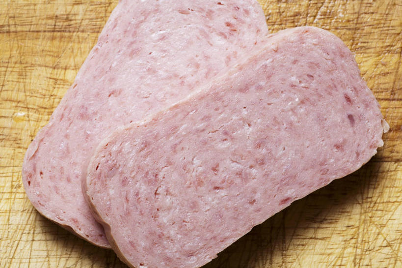 无人,横图,俯视,室内,特写,白天,桌面,桌子,两块,阴影,反射,纹路,木制,纹理,影子,肉,肉糜,肉类,红色,木制品,午餐肉,肉食,肌理,压缩,彩图,高角度拍摄