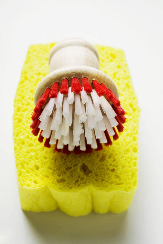 无人,竖图,俯视,室内,特写,白天,白色背景,餐桌,桌子,静物,厨具,阴影,反射,工具,海绵,影子,干净,两个,黄色,红色,刷子,摄影,影棚,餐台,卫生,洗涤用具,洗涤,彩图,高角度拍摄,影棚拍摄,拍摄