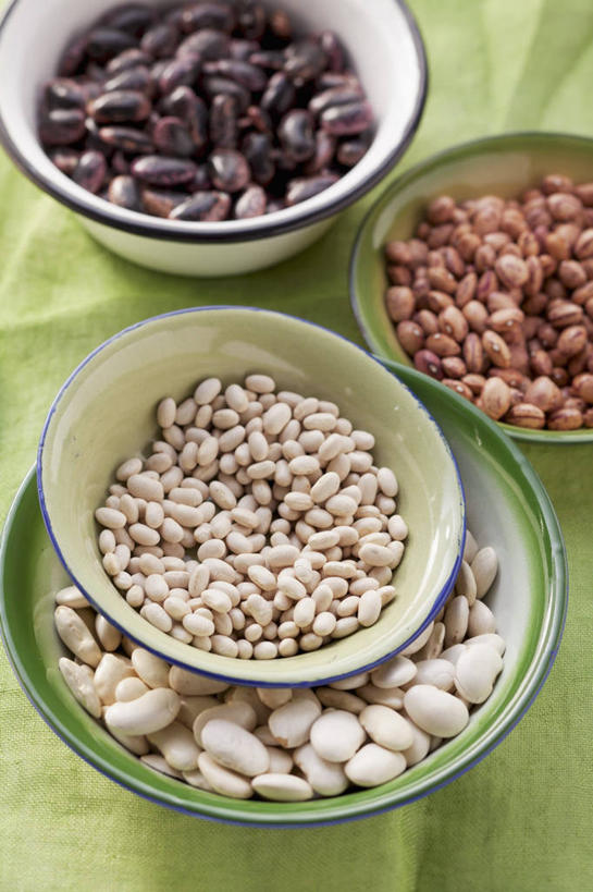 无人,竖图,俯视,室内,特写,白天,餐桌,桌子,蔬菜,一堆,许多,阴影,堆叠,堆积,新鲜,反射,影子,陶瓷,豆类,食品,陶瓷制品,很多,食物,容器,碗,四个,有机食品,绿色食品,餐台,储藏,堆,储存,白豆,眉豆,饭豇豆,饭豆,甘豆,彩图,高角度拍摄,贮存