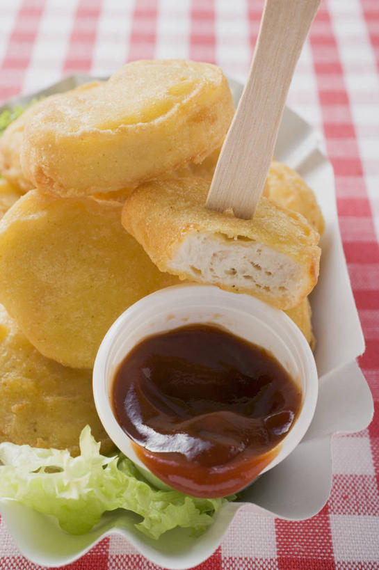 无人,竖图,俯视,室内,特写,白天,烹饪,西餐,桌面,桌子,蔬菜,餐具,阴影,新鲜,反射,木制,碟子,盘,影子,塑料,生菜,莴苣,调料,鸡肉,酱料,酱汁,茄汁,肉,油炸,佐料,料理,食品,调味品,调味料,番茄酱,鸡块,酱,菜肴,美食,肉类,食物,盘子,木制品,容器,塑料制品,碟,碗,西式,佳肴,有机食品,绿色食品,储藏,储存,肉食,春菜,鹅仔菜,莴仔菜,千金菜,叶用莴苣,彩图,高角度拍摄,贮存