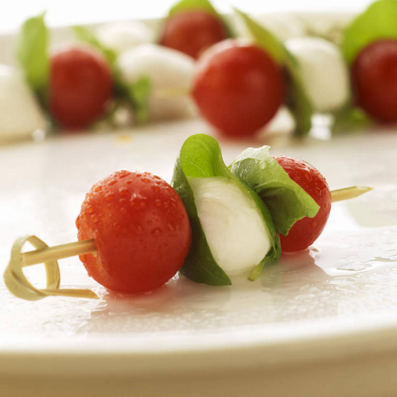 奶酪,无人,方图,俯视,室内,特写,白天,白色背景,植物,蔬菜,西红柿,小番茄,餐具,阴影,朦胧,模糊,新鲜,反射,碟子,盘,牙签,影子,香料,干酪,起司,食品,草药,芝士,营养,中药,食物,盘子,碟,香草,乳酪,摄影,有机食品,绿色食品,影棚,罗勒,乳制品,紫苏,药材,中草药,发酵,九层塔,圣约瑟夫草,甜罗勒,兰香,中药材,本草,小西红柿,樱桃小番茄,珍珠小番茄,剔牙棒,樱桃番茄,圣女果,番茄,彩图,高角度拍摄,影棚拍摄,拍摄