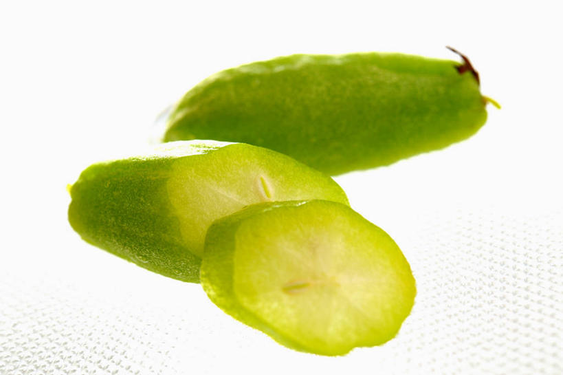 无人,横图,俯视,室内,特写,白天,白色背景,餐桌,桌子,水果,切开,阴影,新鲜,反射,影子,生食,食品,果实,食物,杨桃,切,摄影,有机食品,绿色食品,影棚,餐台,五敛子,三廉子,阳桃,洋桃,剖面,切面,彩图,高角度拍摄,影棚拍摄,拍摄