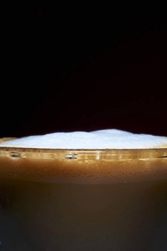 咖啡,无人,竖图,室内,特写,白天,正面,幸福,杯子,阴影,黑色背景,反射,影子,一杯,娱乐,玻璃制品,饮料,一个,水杯,享受,休闲,温馨,放松,乐趣,摄影,影棚,单个,提神,舒适,醒脑,软饮料,拿铁,拿铁咖啡,玻璃杯,彩图,影棚拍摄,拍摄