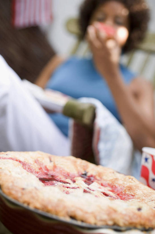 面食,西方人,一个人,坐,竖图,俯视,室内,白天,烹饪,西餐,浆果,蓝莓,水果,椅子,欧洲,非洲,黑人,欧洲人,仅一个年轻女性,仅一个女性,仅一个人,握,服装,朦胧,模糊,新鲜,躺椅,生食,料理,食品,面点,果实,拿,拿着,注视,休闲装,菜肴,美食,食物,衣服,观察,看,休闲,休闲服,西式,握着,服饰,佳肴,有机食品,绿色食品,观看,派,沙滩椅,察看,关注,蓝莓派,年轻女性,女人,女性,非洲人,山都柿,蓝浆果,蓝靛果,坐着,半身,彩图,高角度拍摄