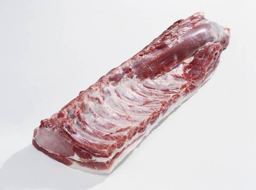 骨骼,无人,横图,俯视,室内,特写,白天,白色背景,餐桌,桌子,一块,切开,阴影,反射,影子,排骨,肉,骨头,猪肉,肉类,红色,切,大排,摄影,影棚,餐台,骨架,剖面,肉食,切面,豚肉,彩图,高角度拍摄,影棚拍摄,拍摄