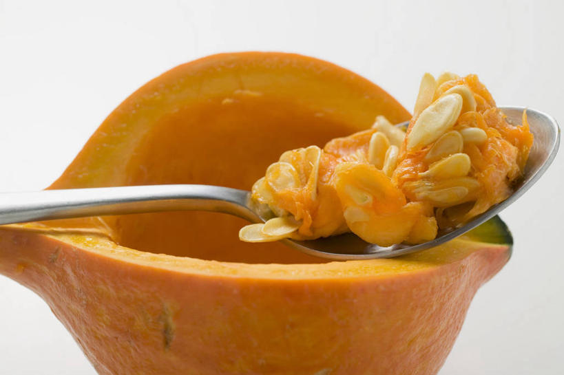 无人,横图,俯视,室内,特写,白天,白色背景,南瓜,蔬菜,切开,阴影,新鲜,反射,影子,勺子,金瓜,食品,半个,番瓜,食物,一个,调羹,汤匙,切,一半,橙色,摄影,有机食品,绿色食品,影棚,单个,麦瓜,倭瓜,剖面,南瓜子,切面,彩图,高角度拍摄,影棚拍摄,拍摄