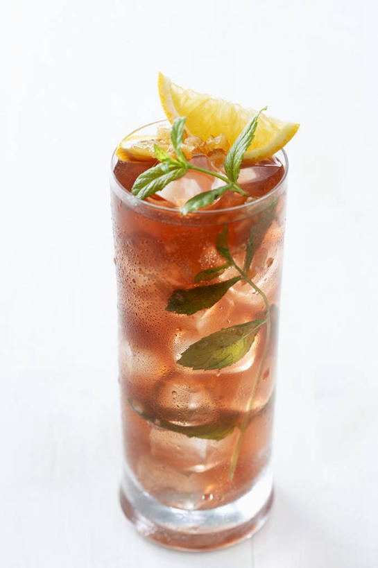 无人,竖图,俯视,室内,特写,白天,白色背景,幸福,茶,桌面,桌子,柠檬,杯子,水果,叶子,阴影,新鲜,反射,木制,影子,冰,生食,冰块,茶叶,食品,果实,绿叶,一杯,娱乐,冷冻,玻璃制品,食物,木制品,水杯,享受,休闲,温馨,嫩叶,放松,寒冷,乐趣,摄影,有机食品,绿色食品,影棚,冷藏,冰冷,提神,舒适,醒脑,保鲜,冰茶,叶,叶片,玻璃杯,益母果,柠果,彩图,高角度拍摄,影棚拍摄,拍摄