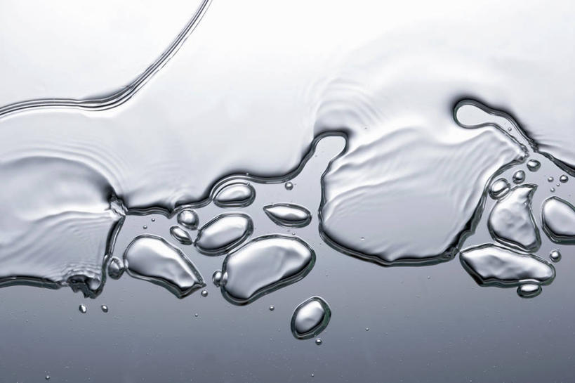 无人,横图,俯视,室内,特写,白天,水,餐桌,桌子,阴影,灰色背景,透明,反射,液体,影子,水滴,泡泡,摄影,流动,影棚,餐台,通明,彩图,高角度拍摄,影棚拍摄,拍摄