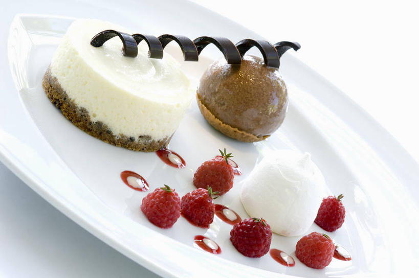 无人,横图,俯视,室内,特写,白天,白色背景,桌面,桌子,浆果,餐具,水果,阴影,新鲜,反射,木制,碟子,盘,影子,桑葚,桑椹,生食,食品,糖,糖果,冰激凌,甜点,甜品,果实,清凉,食物,一个,盘子,木制品,碟,甜食,冷饮,巧克力,覆盆子,舒服,冰淇淋,摄影,有机食品,绿色食品,影棚,单个,朱古力,黑巧克力,解暑,解渴,雪糕,舒爽,冰糕,消暑,熊果,熊梅,熊葡萄,彩图,高角度拍摄,影棚拍摄,拍摄