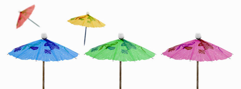 无人,横图,俯视,彩色,室内,特写,白天,白色背景,桌面,桌子,静物,五个,许多,阴影,装饰,反射,木制,伞,影子,纸伞,木制品,摄影,影棚,五颜六色,华丽,修饰,色彩斑斓,点缀,五彩缤纷,小伞,衬托,美观,雅致,雅观,五彩斑斓,鸡尾酒伞,五光十色,酒杯伞,伞签,彩图,高角度拍摄,影棚拍摄,拍摄