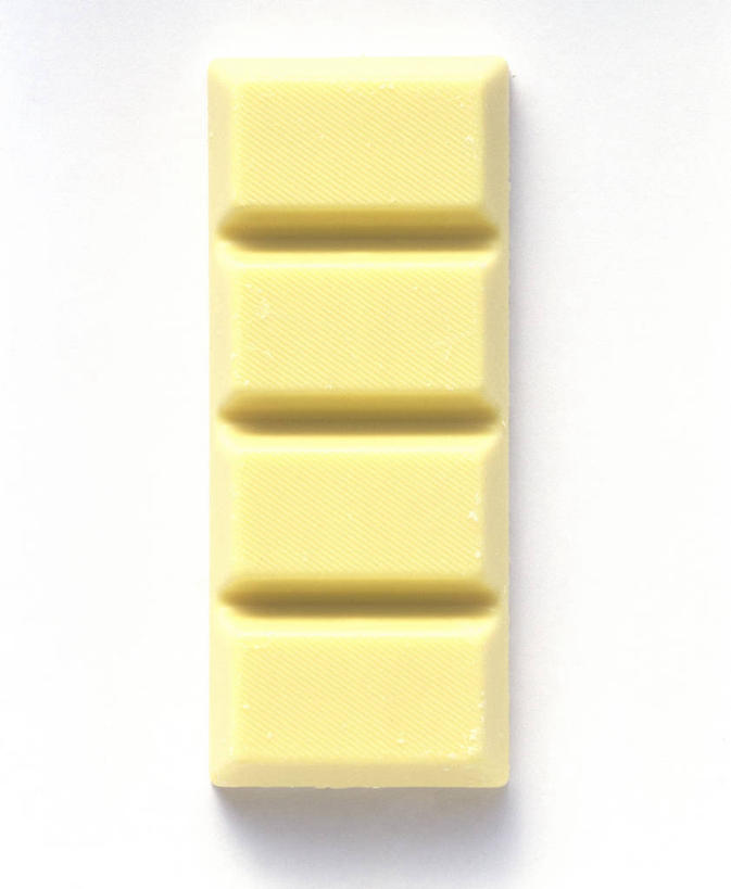 无人,竖图,俯视,室内,特写,白天,白色背景,桌面,桌子,一排,阴影,整齐,反射,木制,影子,食品,糖,糖果,甜点,甜品,食物,排列,木制品,甜食,巧克力,四个,摄影,影棚,朱古力,队列,牛奶巧克力,彩图,高角度拍摄,影棚拍摄,拍摄