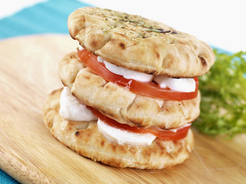 点心,面包,奶酪,无人,横图,俯视,室内,特写,白天,白色背景,烹饪,西餐,桌面,桌子,蔬菜,西红柿,阴影,朦胧,模糊,新鲜,反射,木制,影子,干酪,起司,三明治,料理,食品,面点,案板,芝士,营养,菜肴,美食,砧板,食物,糕点,木制品,快餐,乳酪,西式,摄影,佳肴,有机食品,绿色食品,影棚,乳制品,发酵,西式快餐,皮塔饼,山羊奶酪,三文治,口袋面包,番茄,彩图,高角度拍摄,影棚拍摄,拍摄