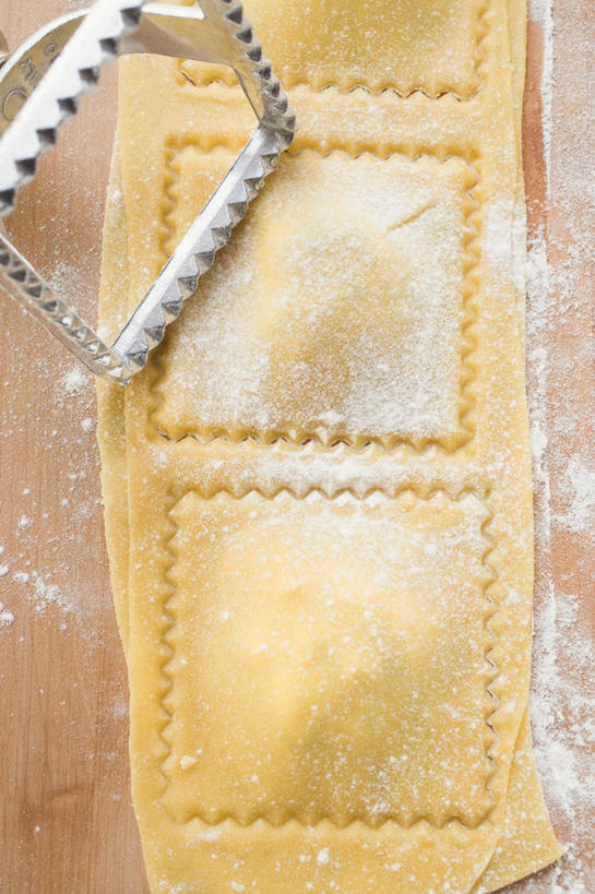 面食,面条,意大利面,无人,竖图,俯视,室内,特写,白天,西餐,餐桌,桌子,金属制品,阴影,反射,金属,粉末,影子,面,面粉,料理,食品,粮食,食物,粉,西式,餐台,模具,农产品,意大利馄饨,原材料,粉状,彩图,高角度拍摄