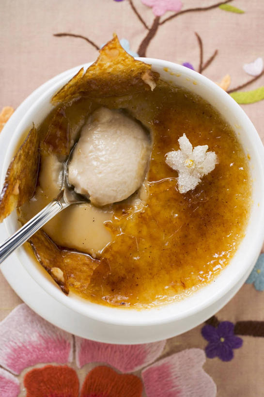 点心,无人,竖图,俯视,室内,特写,白天,餐桌,桌子,阴影,反射,影子,勺子,陶瓷,食品,布丁,甜点,甜品,陶瓷制品,食物,两个,容器,调羹,汤匙,碗,果冻,甜食,零食,餐台,储藏,储存,啫喱,焦糖,彩图,高角度拍摄,贮存