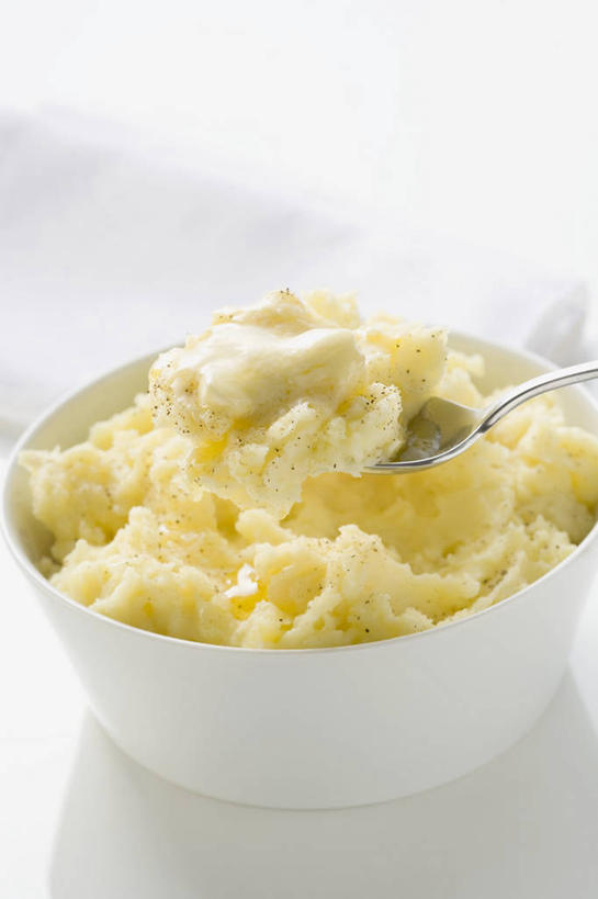 无人,竖图,俯视,室内,特写,白天,烹饪,西餐,餐桌,桌子,蔬菜,土豆,一堆,阴影,堆叠,堆积,朦胧,模糊,新鲜,反射,影子,勺子,陶瓷,黄油,料理,食品,陶瓷制品,土豆泥,菜肴,美食,食物,两个,黄色,容器,调羹,汤匙,碗,西式,佳肴,有机食品,绿色食品,餐台,储藏,堆,乳制品,储存,白脱油,馍馍蛋,乳脂,马铃薯泥,薯蓉,洋芋,山药蛋,马铃薯,彩图,高角度拍摄,贮存