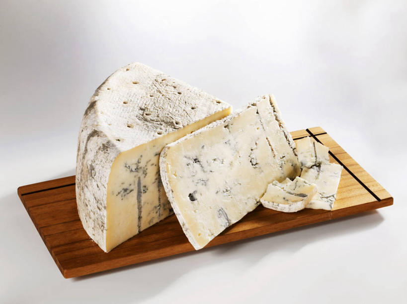 奶酪,无人,横图,俯视,室内,特写,白天,白色背景,餐桌,桌子,餐具,两块,阴影,反射,木制,碟子,盘,影子,干酪,起司,芝士,营养,盘子,木制品,碟,乳酪,摄影,影棚,餐台,乳制品,发酵,蓝纹奶酪,斯提耳顿干酪,彩图,高角度拍摄,影棚拍摄,拍摄