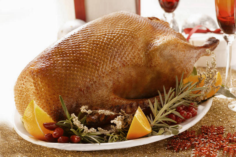 红酒,葡萄酒,无人,横图,俯视,室内,特写,白天,桌面,桌子,柑橘,杯子,餐具,水果,阴影,朦胧,模糊,新鲜,反射,木制,碟子,高脚杯,盘,影子,肉,生食,食品,果实,红酒杯,酒类,肉类,玻璃制品,酒,食物,饮料,两个,一个,盘子,酒杯,木制品,碟,红葡萄酒,有机食品,绿色食品,单个,迷迭香,葡萄酒杯,肉食,海洋之露,玻璃杯,橘子,桔子,橙子,橙,彩图,高角度拍摄,鹅肉