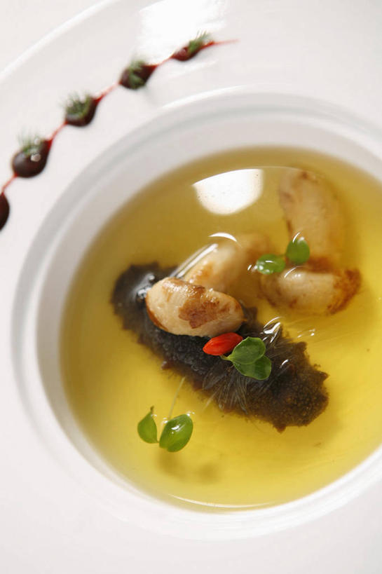 海鲜,无人,竖图,俯视,室内,特写,白天,烹饪,中餐,桌面,桌子,餐具,阴影,反射,木制,碟子,盘,影子,陶瓷,汤,料理,食品,陶瓷制品,水产,菜肴,美食,海洋生物,食物,一个,盘子,木制品,容器,碟,碗,中式,佳肴,单个,储藏,海参,储存,水生动物,海产品,水生物,棘皮动物,海底动物,彩图,高角度拍摄,贮存