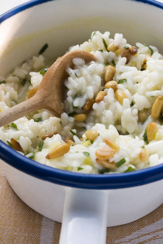 无人,竖图,俯视,室内,特写,白天,烹饪,西餐,餐桌,桌子,厨具,金属制品,一堆,阴影,堆叠,堆积,朦胧,模糊,反射,金属,木制,锅子,影子,勺子,料理,食品,锅,松子,松子仁,菜肴,美食,食物,两个,木制品,调羹,汤匙,西式,佳肴,餐台,锅具,堆,松仁,烹饪用具,意大利调味饭,松籽仁,意大利炖饭,烹调用具,烹调,彩图,高角度拍摄