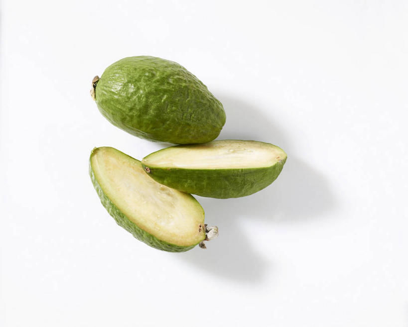 无人,横图,俯视,室内,特写,白天,白色背景,水果,切开,阴影,新鲜,反射,影子,生食,食品,果实,芭乐,食物,三个,绿色,切,番石榴,摄影,有机食品,绿色食品,影棚,剖面,切面,拔子,番石榴子,彩图,高角度拍摄,影棚拍摄,拍摄