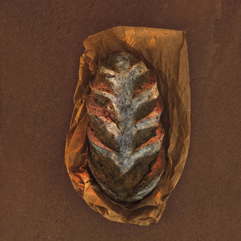 点心,面包,无人,方图,俯视,室内,特写,白天,阴影,棕色背景,反射,纹路,包装,包装纸,纹理,影子,纸,食品,面点,纸张,食物,糕点,黑面包,摄影,影棚,全麦面包,包装材料,牛皮纸,肌理,麸皮面包,彩图,高角度拍摄,影棚拍摄,拍摄