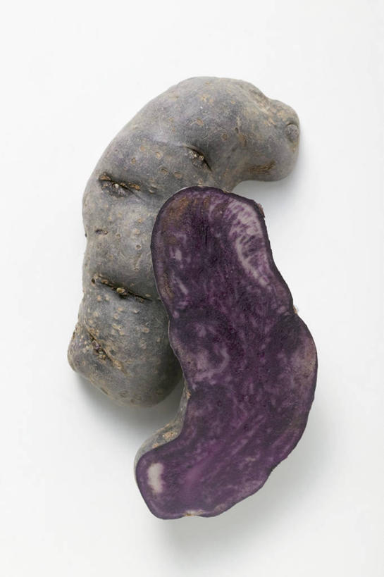 无人,竖图,俯视,室内,特写,白天,白色背景,餐桌,桌子,蔬菜,土豆,切开,阴影,新鲜,反射,影子,菌菇,食品,松露,菌类,食物,两个,切,食用菌,摄影,有机食品,绿色食品,影棚,餐台,剖面,切面,馍馍蛋,黑松露,洋芋,山药蛋,马铃薯,彩图,高角度拍摄,影棚拍摄,拍摄