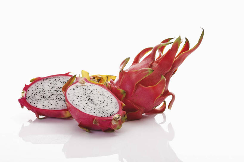 无人,横图,俯视,室内,特写,白天,白色背景,桌面,桌子,水果,切开,阴影,新鲜,反射,木制,影子,生食,食品,果实,火龙果,食物,红色,木制品,切,青龙果,摄影,有机食品,绿色食品,影棚,剖面,切面,彩图,高角度拍摄,影棚拍摄,拍摄