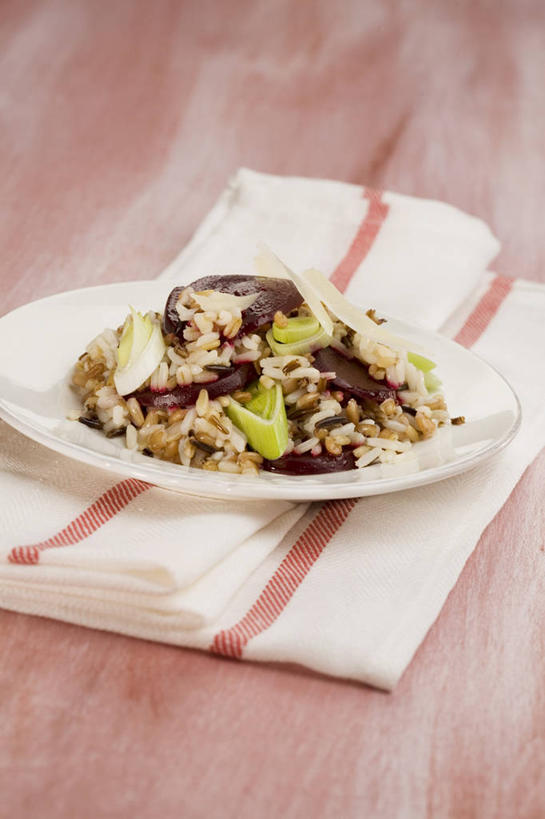 无人,竖图,俯视,室内,特写,白天,烹饪,西餐,桌面,桌子,蔬菜,土豆,餐具,阴影,新鲜,反射,木制,碟子,纺织物,盘,影子,韭菜,谷类,谷物,料理,食品,米,大米,菜肴,美食,食物,一个,盘子,木制品,碟,毛巾,清洁,西式,佳肴,有机食品,绿色食品,单个,保暖,起阳草,透气,意大利调味饭,防水,馍馍蛋,韭,山韭,长生韭,储水,耐磨,吸水,意大利炖饭,洋芋,山药蛋,马铃薯,彩图,高角度拍摄