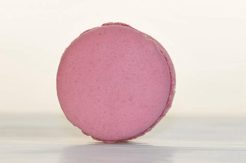 点心,无人,横图,俯视,室内,特写,白天,餐桌,桌子,阴影,反射,影子,食品,甜点,甜品,食物,糕点,一个,粉色,甜食,摄影,影棚,单个,餐台,马卡龙,玛卡龙,杏仁小圆饼,彩图,高角度拍摄,影棚拍摄,拍摄