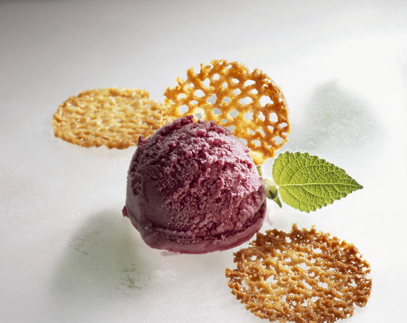 无人,横图,俯视,室内,特写,白天,叶子,阴影,灰色背景,反射,影子,冰激凌,绿叶,清凉,三个,冷饮,舒服,嫩叶,冰淇淋,摄影,影棚,解暑,解渴,雪糕,华夫饼,舒爽,窝夫,格子饼,华夫,格仔饼,压花蛋饼,冰糕,消暑,叶,叶片,彩图,高角度拍摄,影棚拍摄,拍摄